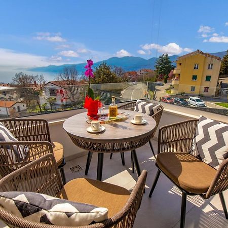Apartment Top View With Balcony And Private Parking غييكا المظهر الخارجي الصورة