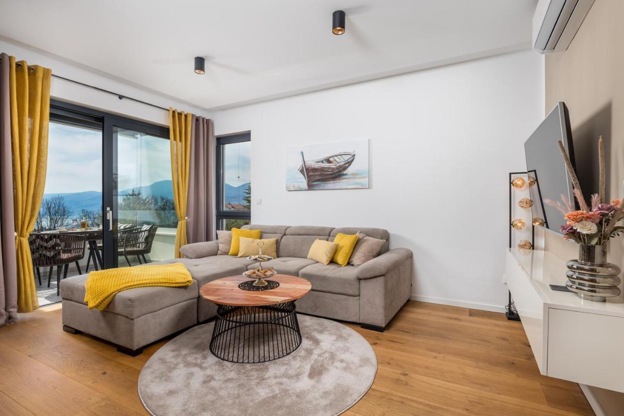 Apartment Top View With Balcony And Private Parking غييكا المظهر الخارجي الصورة