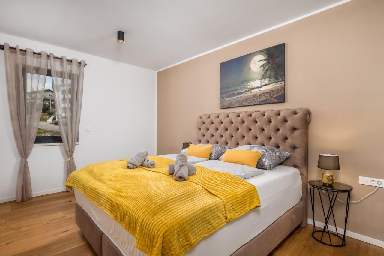 Apartment Top View With Balcony And Private Parking غييكا المظهر الخارجي الصورة