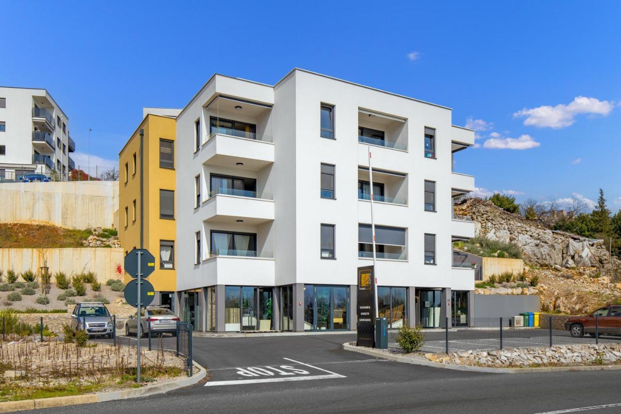 Apartment Top View With Balcony And Private Parking غييكا المظهر الخارجي الصورة