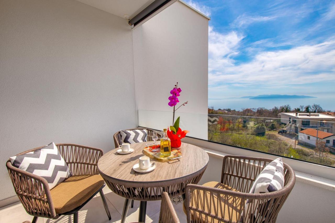 Apartment Top View With Balcony And Private Parking غييكا المظهر الخارجي الصورة