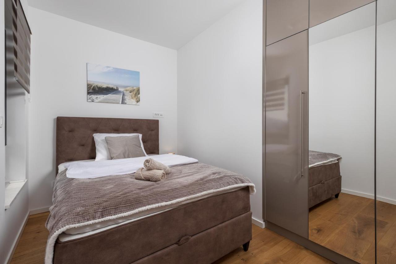 Apartment Top View With Balcony And Private Parking غييكا المظهر الخارجي الصورة