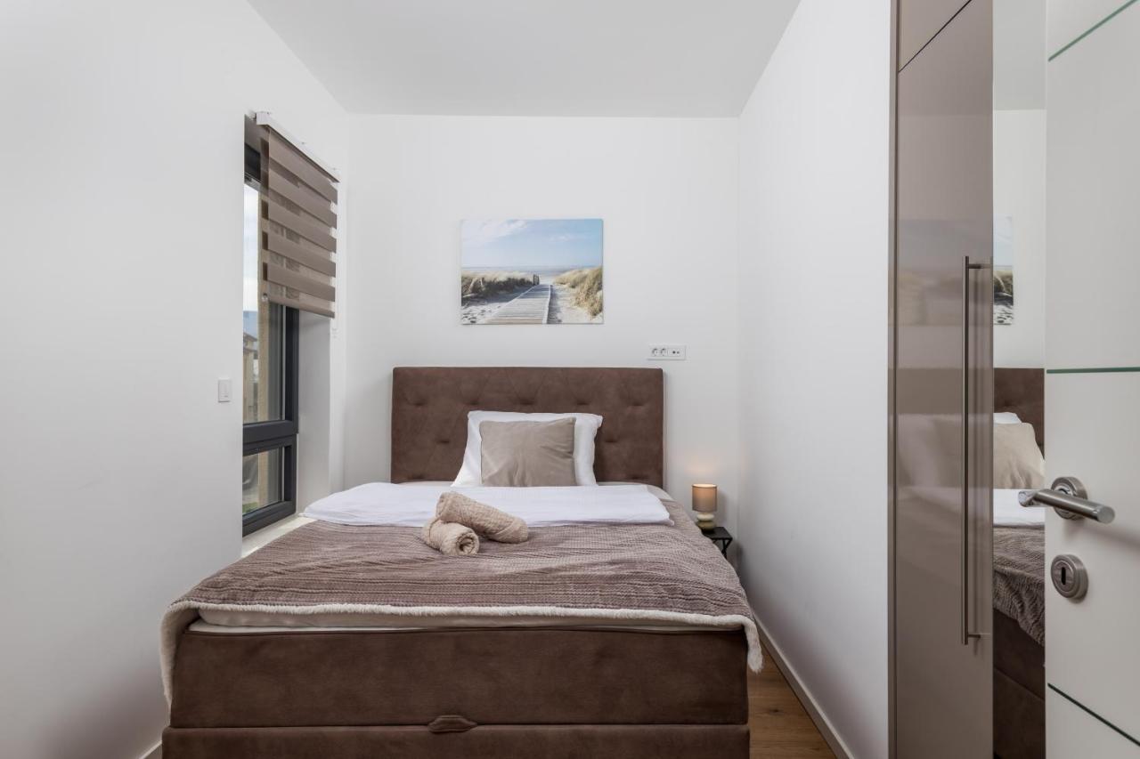 Apartment Top View With Balcony And Private Parking غييكا المظهر الخارجي الصورة