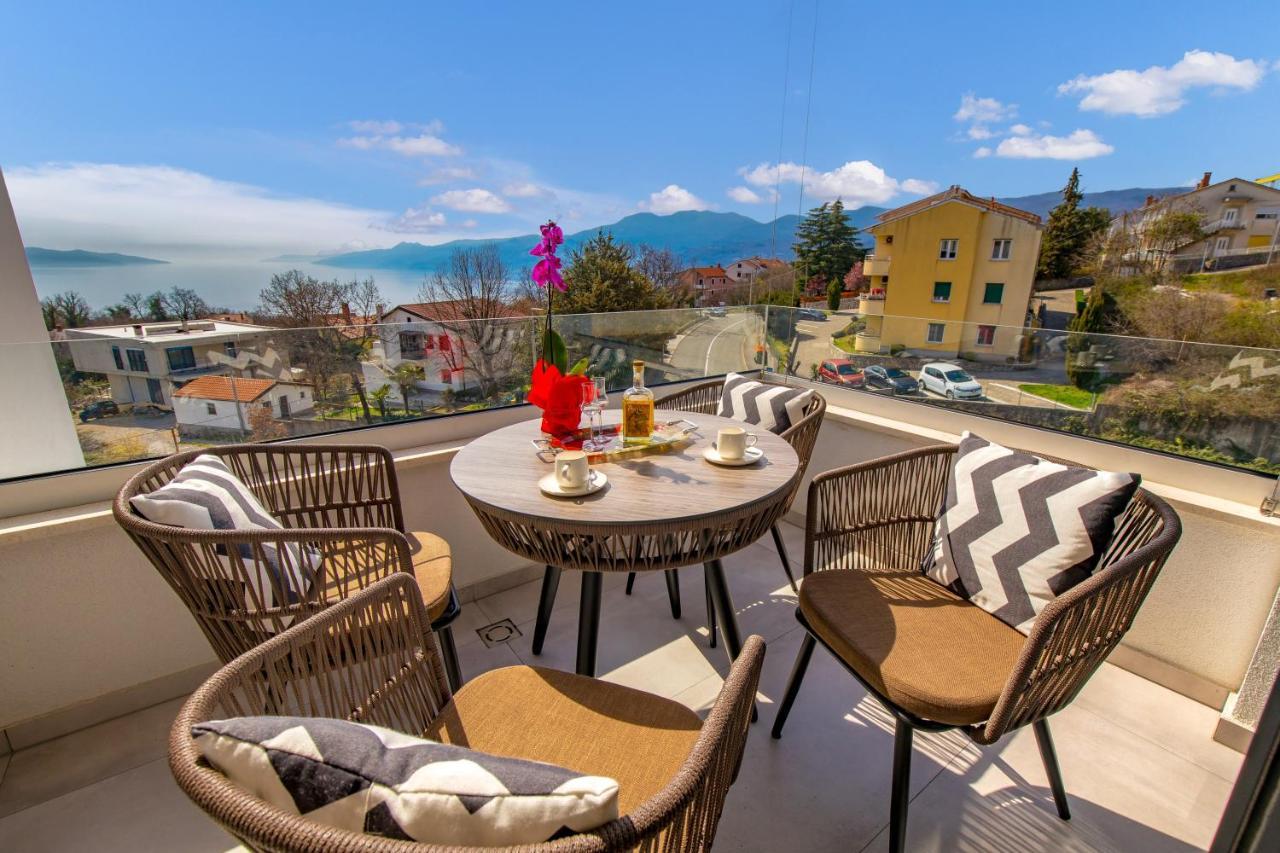 Apartment Top View With Balcony And Private Parking غييكا المظهر الخارجي الصورة