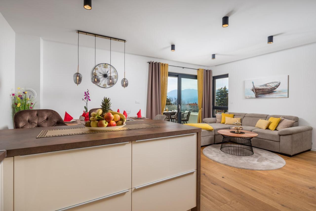 Apartment Top View With Balcony And Private Parking غييكا المظهر الخارجي الصورة