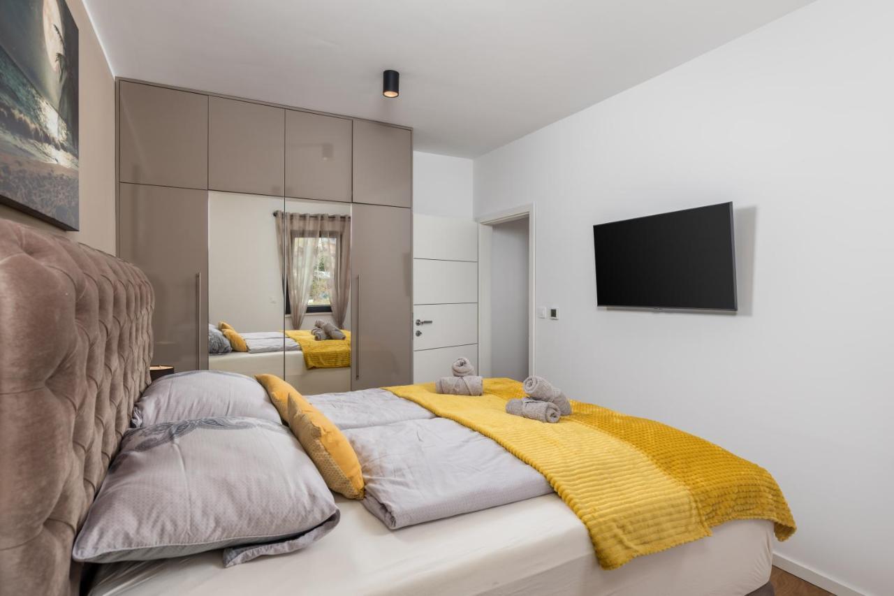 Apartment Top View With Balcony And Private Parking غييكا المظهر الخارجي الصورة